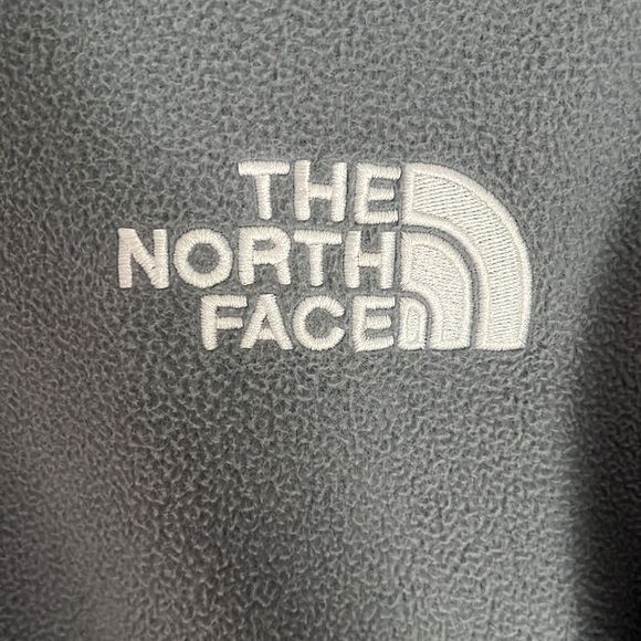 Men’s Northface Quarter Zip - Picture 2 of 4